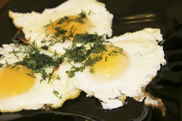 Huevos fritos en el plato y eneldo sobre — Foto de Stock