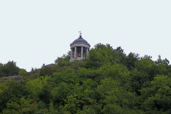 Harfa Eola w okresie letnim. Pyatigorsk zabytki i pomniki — Zdjęcie stockowe