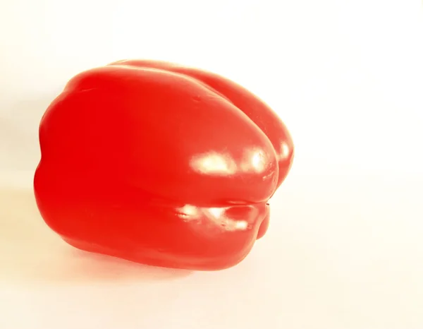 Pimenta doce vermelha isolada no fundo branco — Fotografia de Stock