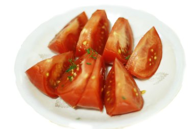 Dilimlenmiş taze kırmızı domates dereotu ile plaka üzerinde