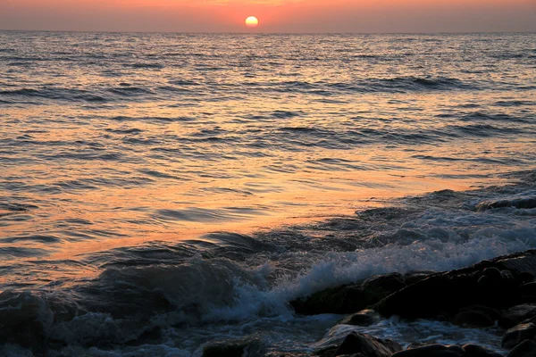 Puesta de sol sobre el mar Negro y la playa de verano — Foto de Stock