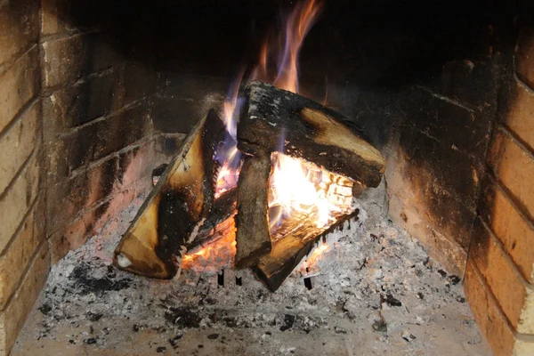Firewood na lareira queimando no inverno — Fotografia de Stock