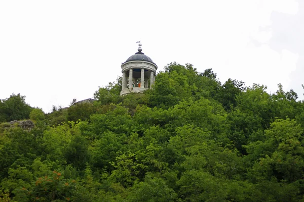 Harfa Eola w okresie letnim. Pyatigorsk zabytki i pomniki — Zdjęcie stockowe