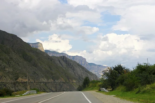 Carretera de montaña y paisaje. Viaje al norte del Cáucaso — Foto de Stock