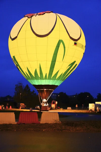 Horkovzdušný balón přes večer v létě jezero — Stock fotografie