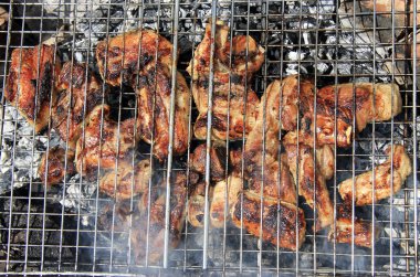 şenlik ateşi ve kömürlerin üzerinde kızarmış Barbekü