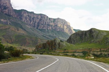 dağ yolu ile manzara. Kuzey Kafkasya seyahat