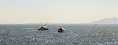 Beyaz gemi kırmızı deniz yoluyla taşıma