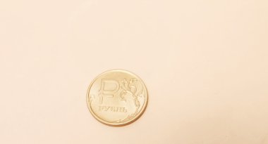 Beyaz arka plan üzerinde izole jubilee modern Rus paraları