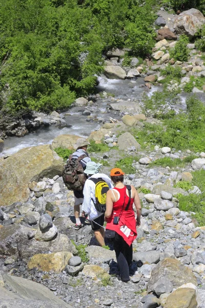 Group of tourists hiking on caucasus mountains — Stock Photo, Image