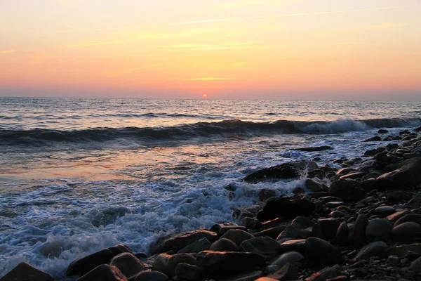 Pôr do sol sobre o mar Negro e praia de verão — Fotografia de Stock