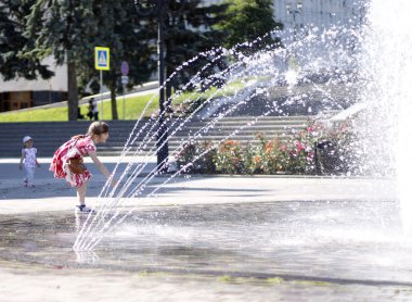 Çocuklar sıçramasına fontain şehir merkezinde yakın