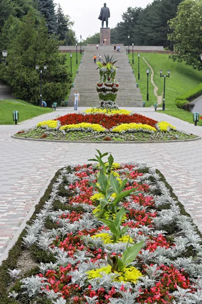 La place de Lénine. Mémorial de Lénine, escalier et parterre de fleurs — Photo