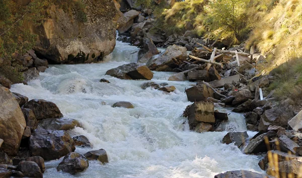 Дика гірська річка, що тече в каньйоні — стокове фото