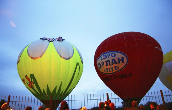 Heteluchtballon over de avond zomer lake — Stockfoto