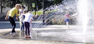 Çocuklar sıçramasına fontain şehir merkezinde yakın