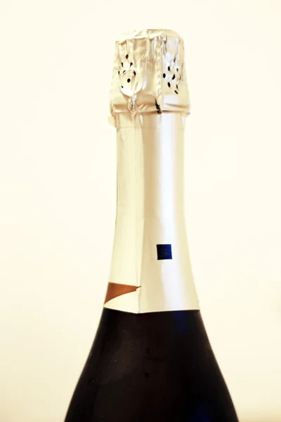 Beyaz arka plan üzerinde izole şampanya şişe — Stok fotoğraf