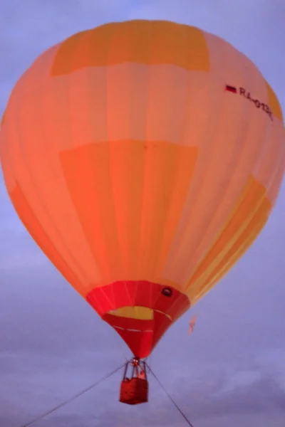 Sıcak hava balonu Yaz Gölü akşam üzerinde — Stok fotoğraf