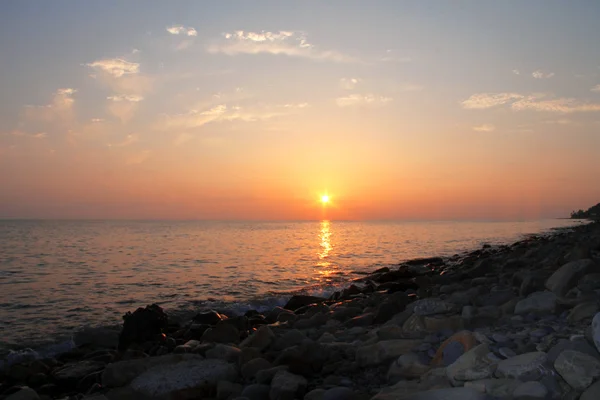 Pôr do sol sobre o mar Negro e praia de verão — Fotografia de Stock