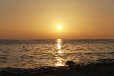 günbatımı Karadeniz ve yaz plaj üzerinde