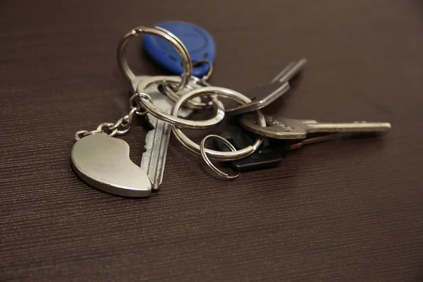 Stelletje toetsen op de ring op een houten tafel — Stockfoto