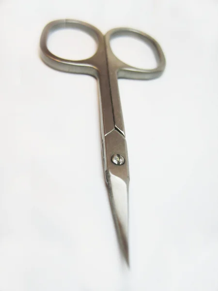 Манікюрні ножиці для нігтів рука ізольовані на білому тлі — стокове фото