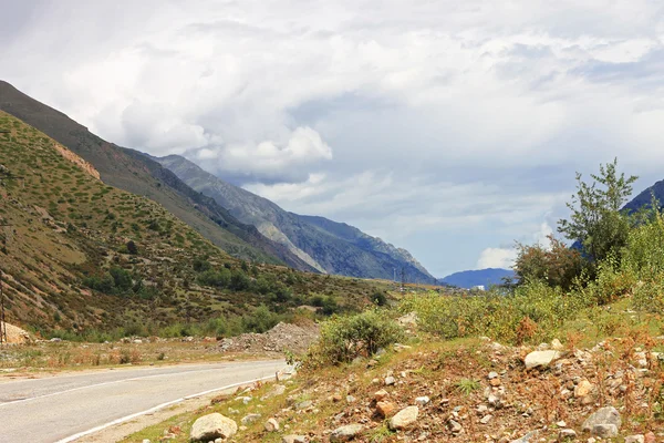 Carretera de montaña y paisaje. Viaje al norte del Cáucaso — Foto de Stock