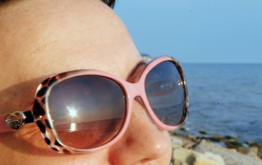 Shore yaz aylarında güneş gözlüğü kadında