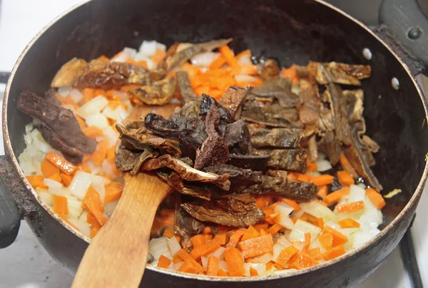 在锅里，胡萝卜，洋葱炒蘑菇 — 图库照片