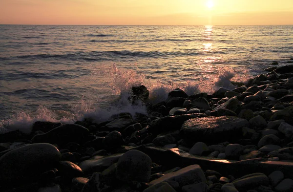 Puesta de sol sobre el mar Negro y la playa de verano — Foto de Stock