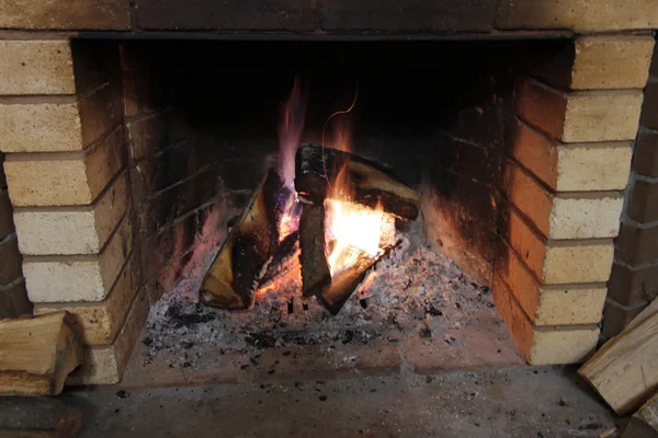 Leña en la chimenea ardiendo en invierno — Foto de Stock