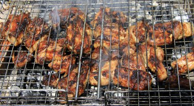 şenlik ateşi ve kömürlerin üzerinde kızarmış Barbekü