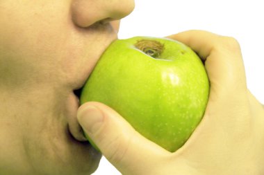 kadın üzerinde beyaz izole bir yeşil elma ısırdı