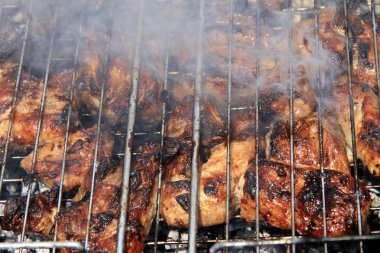 şenlik ateşi ve kömürlerin üzerinde kızarmış Barbekü