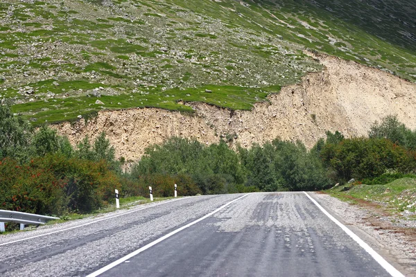 Autostrada e paesaggio montano. Caucaso settentrionale viaggi — Foto Stock