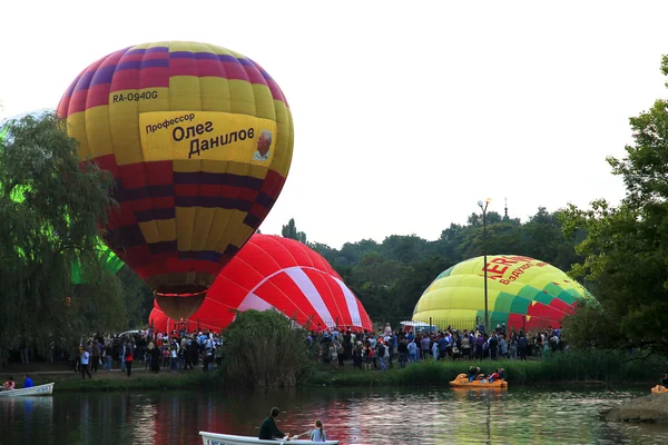 Sıcak hava baloons göl yakınındaki akşam gökyüzünde uçan — Stok fotoğraf