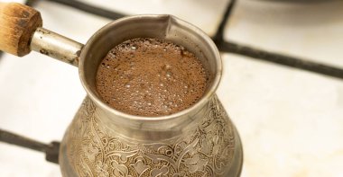 Sıcak, lezzetli bir kahve geleneksel olarak eski bir Türk 'ü sıcak fırında pişirir.