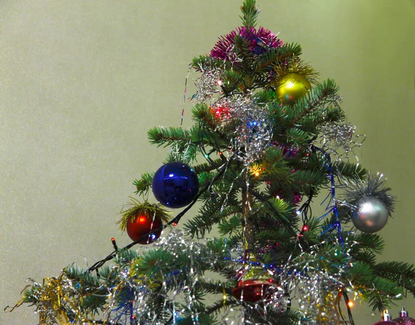 クリスマスツリーに吊るされたクリスマスボールの装飾 — ストック写真