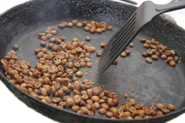 Groene Koffiebonen Roosteren Zwart Roeren Zwarte Pan Geïsoleerd Witte Achtergrond — Stockfoto