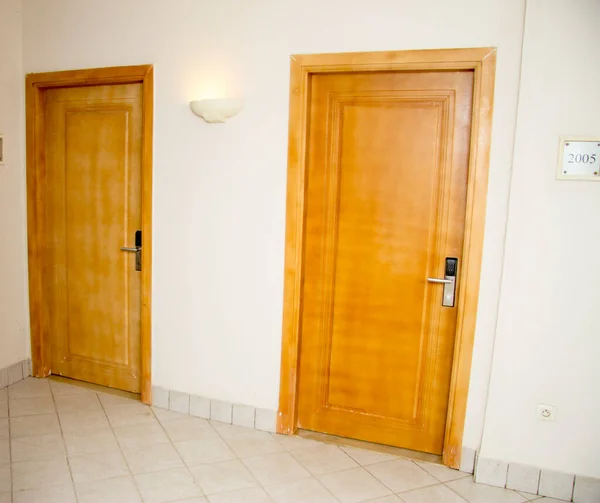 Ein Leerer Saal Mit Geschlossenen Zimmertüren Einem Hotel — Stockfoto