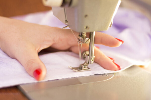 Женщина Тейлор работает над крупным планом швейной машинки