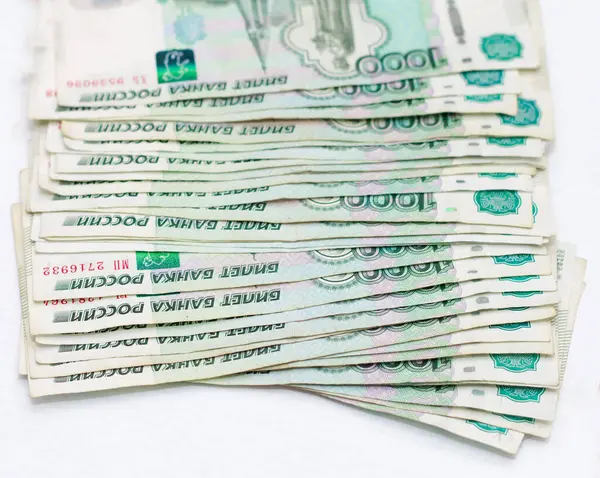Notas Russas Dispersas 1000 Rublos Fechadas Isoladas Fundo Branco — Fotografia de Stock