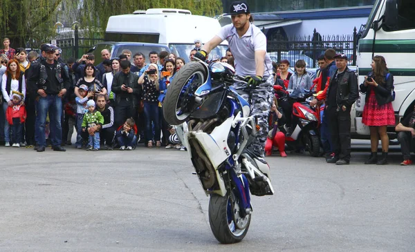 Moto Freestyle Pilot Auf Dem Weiß Blauen Motorrad Stunting Auf — Stockfoto