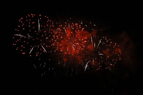 Die Feier Farbiges Feuerwerk Blinkt Den Schwarzen Nachthimmel Hintergrund Roten — Stockfoto