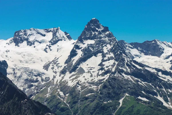Domai Kaukasus Bergen Pieken Onder Sneeuw Heldere Blauwe Lucht — Stockfoto