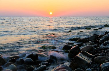 Denizin üstünde güzel bir gün batımı. Deniz kıyısında iyi akşamlar. Karadeniz kıyısı