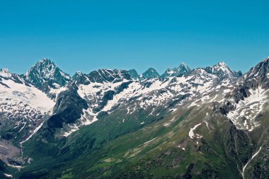 Kafkasya Dağları Dombai Tepeleri Kar Altında Ve Açık Mavi Gökyüzü