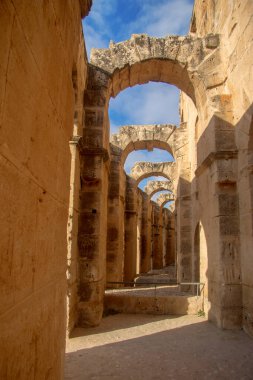El Jem Tunus 'taki Coliseum' un içinde. Kuzey Afrika 'daki antik amfitiyatro 13 Ekim 2018