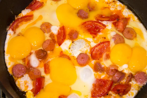 Huevos Enteros Asados Por Mañana Sartén Negra Con Tomate Salchichas — Foto de Stock