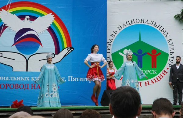 Ulusal Kültür Festivali, ulusların yuvarlak dansı. Pyatigorsk, Rusya Federasyonu 12 Haziran 2017. Dans eden kızlar.